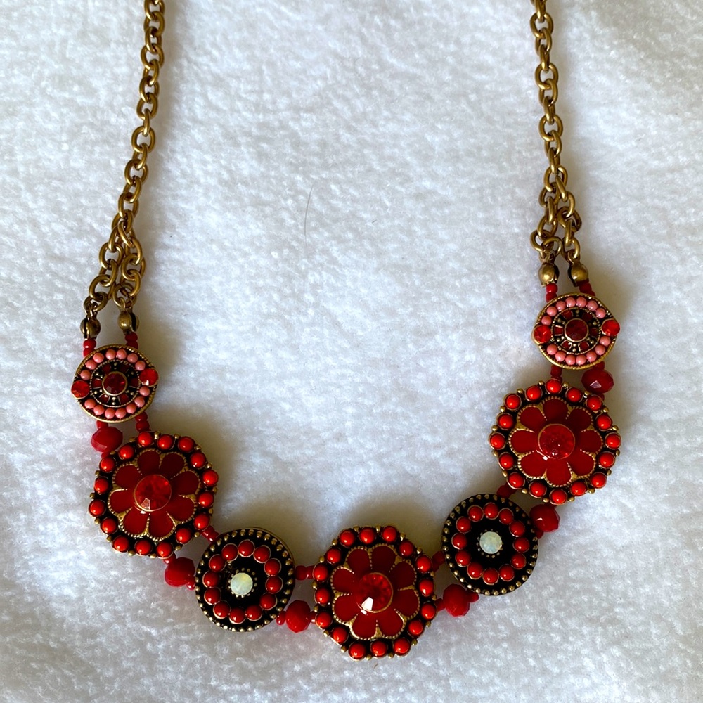 Gorgeous necklace to dress up any outfit!